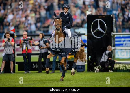 Aquisgrana, Germania. 29 giugno 2023. Sport equestre, salto: CHIO, Coppa delle nazioni. Il pilota tedesco Simone Blum ritira il suo cavallo "DSP Alice". Crediti: Rolf Vennenbernd/dpa/Alamy Live News Foto Stock