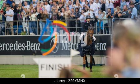 Aquisgrana, Germania. 29 giugno 2023. Sport equestre, salto: CHIO, Coppa delle nazioni. Il pilota tedesco Simone Blum ritira il suo cavallo "DSP Alice". Crediti: Rolf Vennenbernd/dpa/Alamy Live News Foto Stock