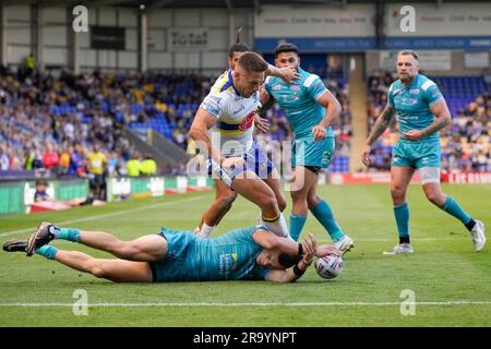 Warrington, Regno Unito. 29 giugno 2023. Ash Handley #5 of Leeds Rhinos scende sulla palla sotto la pressione di Matty Russell #34 dei Warrington Wolves durante la partita Betfred Super League Round 17 Warrington Wolves vs Leeds Rhinos all'Halliwell Jones Stadium, Warrington, Regno Unito, 29 giugno 2023 (foto di Steve Flynn/News Images) a Warrington, Regno Unito il 6/29/2023. (Foto di Steve Flynn/News Images/Sipa USA) credito: SIPA USA/Alamy Live News Foto Stock