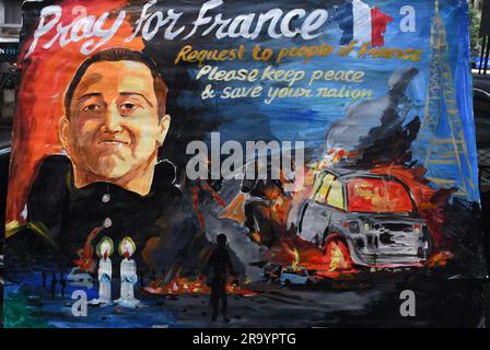 Mumbai, India. 29 giugno 2023. Il poster "prega per la Francia" è conservato fuori dalla scuola d'arte Gurukul a Mumbai. Un conducente di 17 anni è stato ucciso dalla polizia che si dice si sia rifiutato di rispettare l'ordine di fermare la sua auto. Una folla arrabbiata di persone ha attaccato la stazione di polizia, i trasporti pubblici, i centri cittadini di tutto il paese. (Foto di Ashish Vaishnav/SOPA Images/Sipa USA) credito: SIPA USA/Alamy Live News Foto Stock