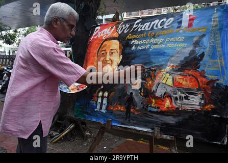 Mumbai, India. 29 giugno 2023. Un insegnante dipinge un poster "prega per la Francia" fuori dalla scuola d'arte Gurukul a Mumbai. Un conducente di 17 anni è stato ucciso dalla polizia che si dice si sia rifiutato di rispettare l'ordine di fermare la sua auto. Una folla arrabbiata di persone ha attaccato la stazione di polizia, i trasporti pubblici, i centri cittadini di tutto il paese. (Foto di Ashish Vaishnav/SOPA Images/Sipa USA) credito: SIPA USA/Alamy Live News Foto Stock