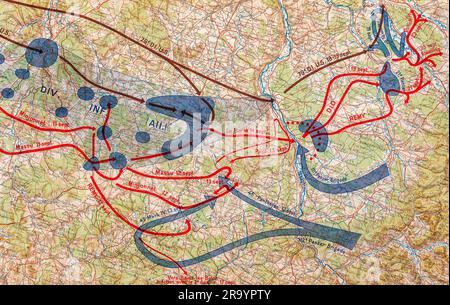 Illustrazione della mappa del libro della seconda guerra mondiale francese stampata nel 1946 che mostra i movimenti dell'esercito alleato e dell'asse sul territorio francese nel 1944. Foto Stock