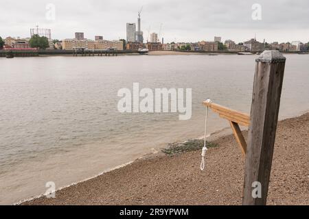 Execution Dock cappio di hangman e gibbet al Prospect of Whitby - una storica casa pubblica sulle rive del Tamigi, Wapping, Londra, Regno Unito Foto Stock