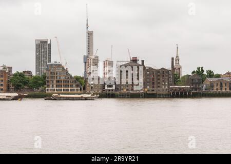 Thames Tunnel Mills e la torre di St Mary the Virgin Church, Rotherhithe, Londra, Inghilterra, Regno Unito Foto Stock