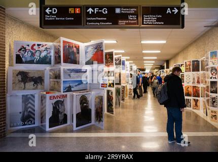 Winnipeg, Manitoba, Canada - 11 18 2014: Interno dell'edificio principale del Red River College Polytechnic Notre Dame Campus con esposizione di opere d'arte Foto Stock