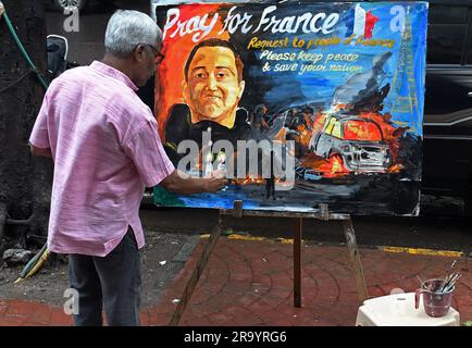 Mumbai, Maharashtra, India. 29 giugno 2023. Un insegnante dipinge un poster "prega per la Francia" fuori dalla scuola d'arte Gurukul a Mumbai. Un conducente di 17 anni è stato ucciso dalla polizia che si dice si sia rifiutato di rispettare l'ordine di fermare la sua auto. Una folla arrabbiata di persone ha attaccato la stazione di polizia, i trasporti pubblici, i centri cittadini di tutto il paese. (Immagine di credito: © Ashish Vaishnav/SOPA Images via ZUMA Press Wire) SOLO USO EDITORIALE! Non per USO commerciale! Foto Stock