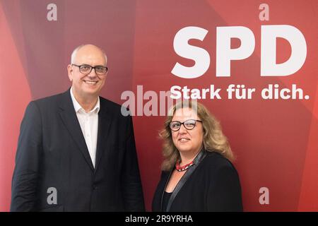 Brema, Germania. 29 giugno 2023. Andreas Bovenschulte (SPD), sindaco di Brema, presenta Özlem Ünsal (SPD) come candidato per l'ufficio di senatore per le costruzioni, i trasporti e lo sviluppo urbano. Crediti: Marco Rauch/dpa/Alamy Live News Foto Stock