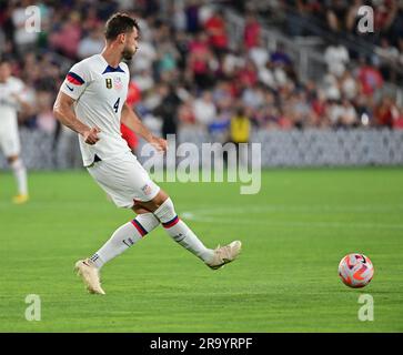 St Louis, USA. 28 giugno 2023. Il difensore degli Stati Uniti Matt Miazga (4) passa. Gli Stati Uniti sconfissero Saint Kitts e Nevis 6-0 in una partita della fase a gironi della Gold Cup al CITY Park Stadium di St. Louis, Missouri, mercoledì 28 giugno 2023. Foto di Tim Vizer/Sipa USA credito: SIPA USA/Alamy Live News Foto Stock