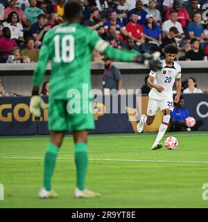 St Louis, USA. 28 giugno 2023. Il difensore degli Stati Uniti Jalen Neal (20) sposta la palla mentre il portiere degli Stati Uniti Sean Johnson (18) dirige i compagni di squadra. Gli Stati Uniti sconfissero Saint Kitts e Nevis 6-0 in una partita della fase a gironi della Gold Cup al CITY Park Stadium di St. Louis, Missouri, mercoledì 28 giugno 2023. Foto di Tim Vizer/Sipa USA credito: SIPA USA/Alamy Live News Foto Stock