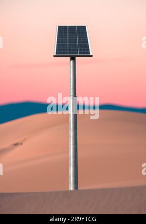 Un pannello solare in Una posizione remota in Un deserto, al tramonto Foto Stock