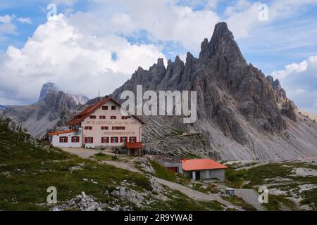 Rifugio Locatelli (Dreizinnenhutte) vicino al monte Paterno (Paternkofel), punto di riferimento per visite turistiche, escursioni e trekking. Dolomiti, Italia - Augu Foto Stock
