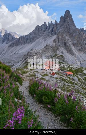 Rifugio Locatelli (Dreizinnenhutte) vicino al monte Paterno (Paternkofel), un punto di riferimento per visite turistiche, escursioni e trekking. Foto Stock