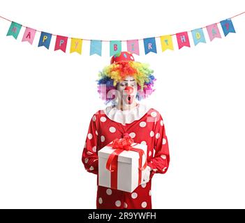 Clown sorpreso con un costume rosso che regge una scatola regalo isolata su sfondo bianco Foto Stock