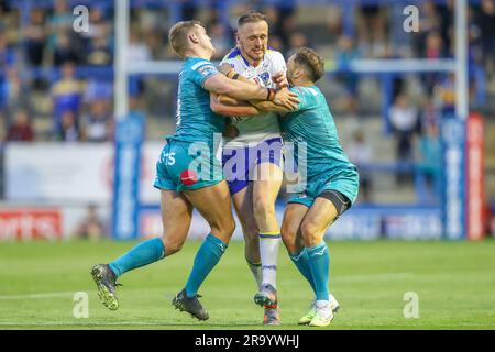 Ben Currie n. 11 dei Warrington Wolves viene affrontato durante la partita Betfred Super League Round 17 Warrington Wolves vs Leeds Rhinos all'Halliwell Jones Stadium, Warrington, Regno Unito, 29 giugno 2023 (foto di Gareth Evans/News Images) Foto Stock