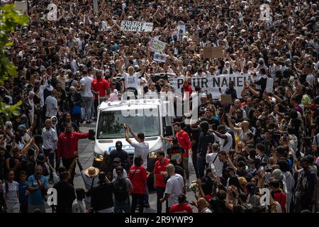 Nanterre, Francia. 29 giugno 2023. La gente prende parte a una protesta a Nanterre, una città nella periferia occidentale di Parigi, in Francia, il 29 giugno 2023. Giovedì le forze di sicurezza francesi hanno schierato gas lacrimogeni mentre si sono scontrate con i manifestanti durante una manifestazione scatenata dalla fatale sparatoria di Nahel M, un adolescente di 17 anni, da parte di un agente di polizia durante una sosta del traffico di martedì. Crediti: Aurelien Morissard/Xinhua/Alamy Live News Foto Stock