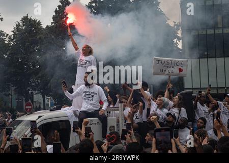 Nanterre, Francia. 29 giugno 2023. La gente prende parte a una protesta a Nanterre, una città nella periferia occidentale di Parigi, in Francia, il 29 giugno 2023. Giovedì le forze di sicurezza francesi hanno schierato gas lacrimogeni mentre si sono scontrate con i manifestanti durante una manifestazione scatenata dalla fatale sparatoria di Nahel M, un adolescente di 17 anni, da parte di un agente di polizia durante una sosta del traffico di martedì. Crediti: Aurelien Morissard/Xinhua/Alamy Live News Foto Stock