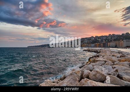 Barche al molo di Napoli. Vista serale del lungomare e della città di Napoli Foto Stock