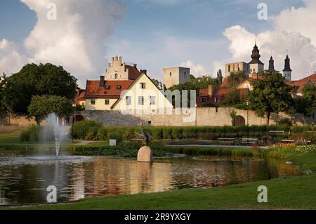Laghetto nel parco Almedalen con case sullo sfondo a Visby, Gotland, Svezia Foto Stock