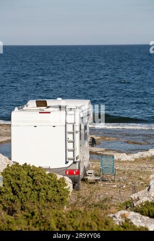 Vista sul retro di una casa automobilistica accampata sulla spiaggia vicino al mare. Isola di Gotland, Svezia. Foto Stock