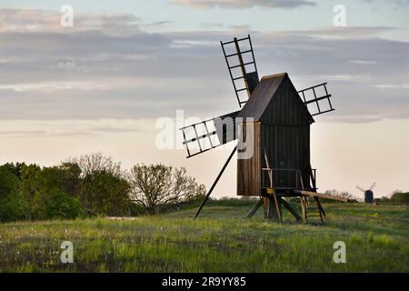 Mulino a vento su un paesaggio tranquillo contro il cielo Foto Stock