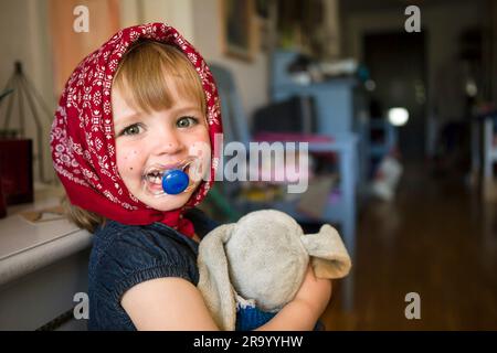 Ragazza svedese vestita come una strega scandinava tradizionale con una sciarpa per la testa e trucco. Foto Stock