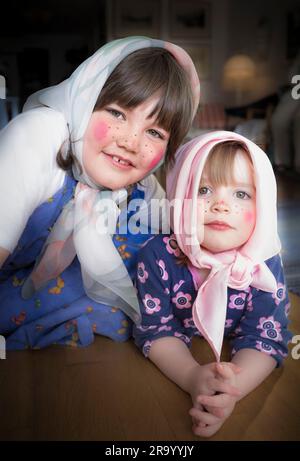 Ragazze svedesi vestite come una strega di Pasqua scandinava tradizionale con una sciarpa e trucco. Foto Stock