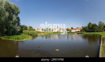 Stagno al parco Almedalen con case sullo sfondo a Visby, Gotland, Svezia Foto Stock