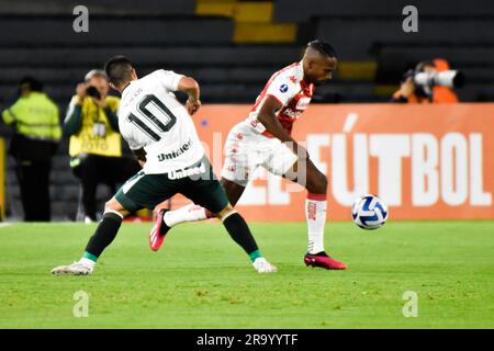 Bogotà, Colombia. 28 giugno 2023. Goias Julian Palacios (L) e Independiente Santa Fe Fabian Viafara (R) durante la squadra colombiana Independiente Santa Fe (1) V. partita di Goias Brasile (2) per la classificazione al turno 16 della CONMEBOL Sudamericana 2023, al Nemesio Camacho el Campin a Bogota, Colombia, 28 giugno 2023. Foto di: Cristian Bayona/Long Visual Press Credit: Long Visual Press/Alamy Live News Foto Stock