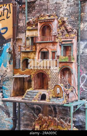 Napoli, Italia - 25 ottobre 2019: L'arte della presepe napoletana a San Gregorio Armeno, una famosa stradina del centro storico di Napoli Foto Stock