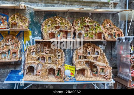 Napoli, Italia - 25 ottobre 2019: L'arte della presepe napoletana a San Gregorio Armeno, una famosa stradina del centro storico di Napoli Foto Stock