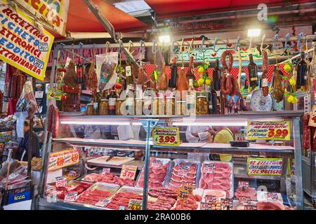 Napoli, Italia - 25 ottobre 2019, mercato di strada della città di Napoli, regione di Catania. Foto Stock