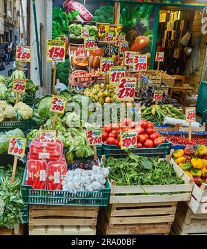 Napoli, Italia - 25 ottobre 2019, mercato di strada della città di Napoli, regione di Catania. Foto Stock