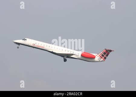 G-SAJS, Loganair, Embraer ERJ-145, partenza dall'aeroporto di Londra Stansted, Essex, Regno Unito il 22 aprile 2023 Foto Stock