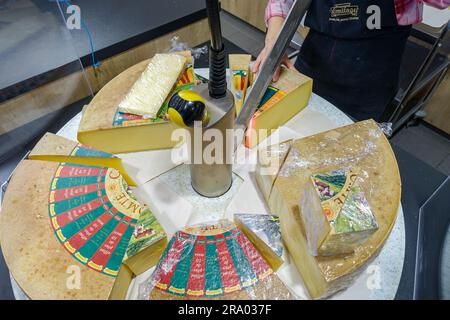 Formaggio Comté stagionato nelle cantine di Fort Saint-Antoine, vicino a Pontarlier, Franca Contea, Francia Foto Stock