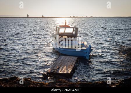 barca da pesca sul molo sul mare Foto Stock