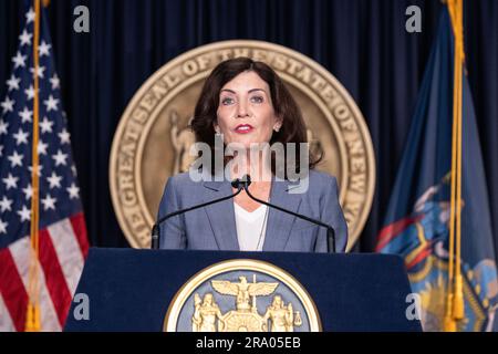 New York, USA. 29 giugno 2023. Il governatore Kathy Hochul parla durante una conferenza stampa in ufficio sulla 3rd Avenue a Manhattan, New York, il 29 giugno 2023 sulla qualità dell'aria che colpisce tutte le contee dello stato a causa di incendi in Canada. Il Governatore ha avvertito i newyorkesi di cancellare le attività all'aperto per le persone vulnerabili, specialmente con l'asma, e ha chiesto alle persone di indossare maschere all'aperto. (Foto di Lev Radin/Sipa USA) credito: SIPA USA/Alamy Live News Foto Stock