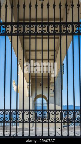 Recinzione in ferro battuto con intricati intagli in stile coloniale antico. La recinzione in ferro nero con le sue punte di diamante resiste. Foto di strada, nessuno Foto Stock