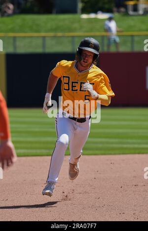 Salt Lake UT, Stati Uniti. 25 giugno 2023. Salt Lake Right fielder Brett Phillips (5) corre al terzo posto durante la partita con Sugar Land Space Cowboys e Salt Lake Bees tenutasi allo Smiths Field di Salt Lake Ut. David Seelig/Cal Sport medi. Credito: csm/Alamy Live News Foto Stock