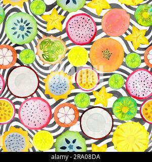 Motivo senza cuciture con esotiche fette di frutta tropicale. Illustrazione ad acquerello disegnata a mano su sfondo bianco e nero ondulato. Ornamento estivo ad acquerello Foto Stock