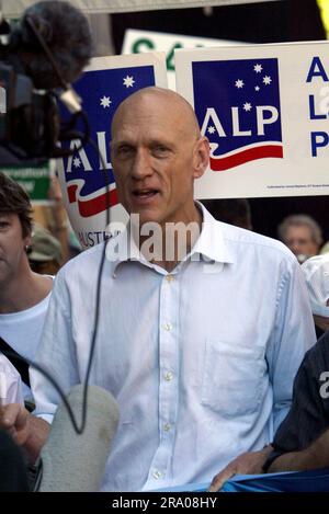 Peter Garrett, ministro del Partito Laburista e cantante con il gruppo rock politicamente motivato Midnight Oil, guida la protesta "Walk Against Warming" a Sydney per allertare i politici sulle preoccupazioni della comunità riguardo ai cambiamenti climatici, due settimane prima che le elezioni nazionali si tengano il 24 novembre. Sydney, Australia. 11.11.07. Foto Stock