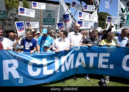 Peter Garrett, ministro del Partito Laburista e cantante con il gruppo rock politicamente motivato Midnight Oil, guida la protesta "Walk Against Warming" a Sydney per allertare i politici sulle preoccupazioni della comunità riguardo ai cambiamenti climatici, due settimane prima che le elezioni nazionali si tengano il 24 novembre. Sydney, Australia. 11.11.07. Foto Stock