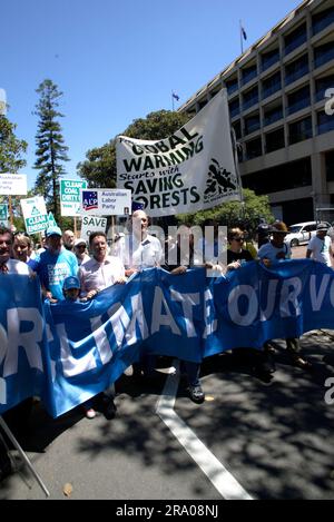 Peter Garrett, ministro del Partito Laburista e cantante con il gruppo rock politicamente motivato Midnight Oil, guida la protesta "Walk Against Warming" a Sydney per allertare i politici sulle preoccupazioni della comunità riguardo ai cambiamenti climatici, due settimane prima che le elezioni nazionali si tengano il 24 novembre. Sydney, Australia. 11.11.07. Foto Stock