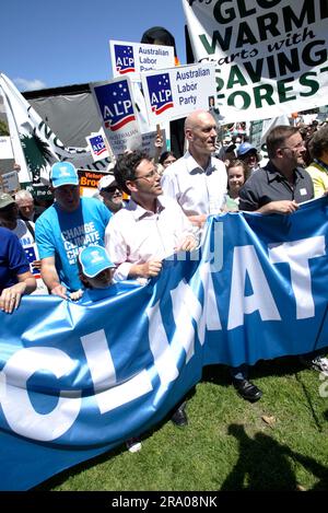 Peter Garrett, ministro del Partito Laburista e cantante con il gruppo rock politicamente motivato Midnight Oil, guida la protesta "Walk Against Warming" a Sydney per allertare i politici sulle preoccupazioni della comunità riguardo ai cambiamenti climatici, due settimane prima che le elezioni nazionali si tengano il 24 novembre. Sydney, Australia. 11.11.07. Foto Stock