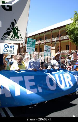 Peter Garrett, ministro del Partito Laburista e cantante con il gruppo rock politicamente motivato Midnight Oil, guida la protesta "Walk Against Warming" a Sydney per allertare i politici sulle preoccupazioni della comunità riguardo ai cambiamenti climatici, due settimane prima che le elezioni nazionali si tengano il 24 novembre. Sydney, Australia. 11.11.07. Foto Stock