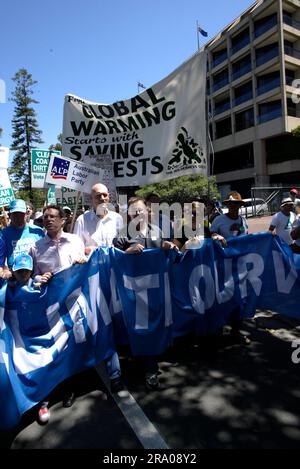 Peter Garrett, ministro del Partito Laburista e cantante con il gruppo rock politicamente motivato Midnight Oil, guida la protesta "Walk Against Warming" a Sydney per allertare i politici sulle preoccupazioni della comunità riguardo ai cambiamenti climatici, due settimane prima che le elezioni nazionali si tengano il 24 novembre. Sydney, Australia. 11.11.07. Foto Stock