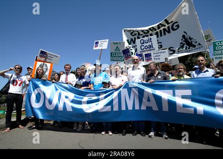 Peter Garrett, ministro del Partito Laburista e cantante con il gruppo rock politicamente motivato Midnight Oil, guida la protesta "Walk Against Warming" a Sydney per allertare i politici sulle preoccupazioni della comunità riguardo ai cambiamenti climatici, due settimane prima che le elezioni nazionali si tengano il 24 novembre. Sydney, Australia. 11.11.07. Foto Stock