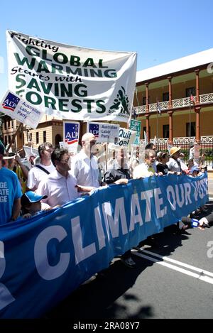 Peter Garrett, ministro del Partito Laburista e cantante con il gruppo rock politicamente motivato Midnight Oil, guida la protesta "Walk Against Warming" a Sydney per allertare i politici sulle preoccupazioni della comunità riguardo ai cambiamenti climatici, due settimane prima che le elezioni nazionali si tengano il 24 novembre. Sydney, Australia. 11.11.07. Foto Stock