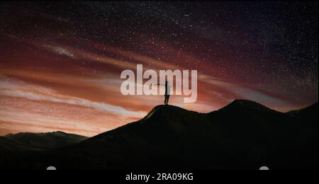 Silhouette di donna in montagna sotto il cielo stellato, design di striscioni Foto Stock