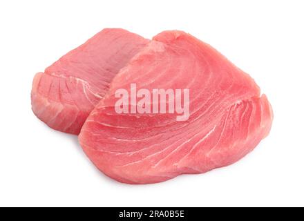 Filetti di tonno crudo freschi su fondo bianco Foto Stock