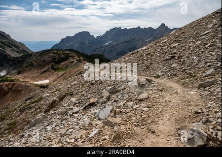 Guardando indietro al Trail Bending intorno alla scogliera verso il Paintbrush Canyon nel Grand Teton National Park Foto Stock